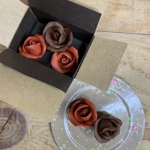 cajita de tres rosas de chocolate