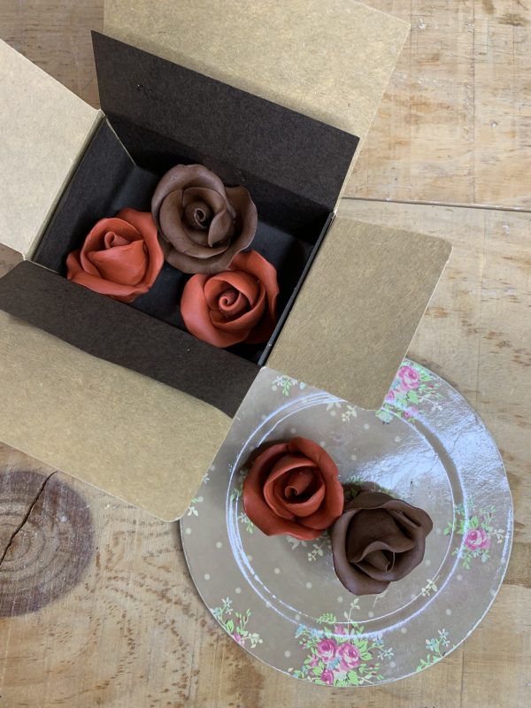 cajita de tres rosas de chocolate